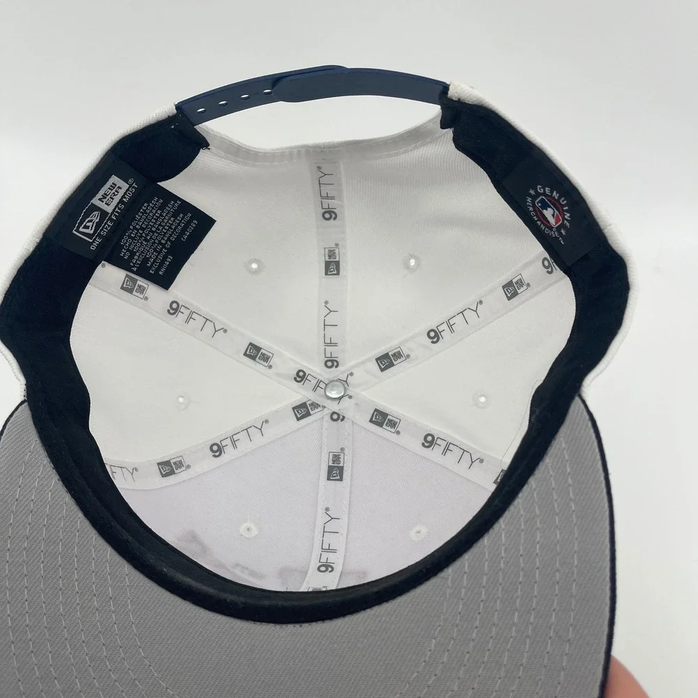 Atlanta Braves Snapback Hat Mens OSFM White Navy MLB New Era 9FIFTY Baseball Cap